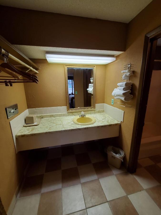 Gray Plaza Motel West Frankfort Екстер'єр фото